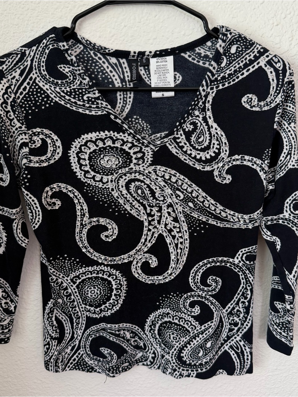 Women’s Black & White Paisley V-Neck Top